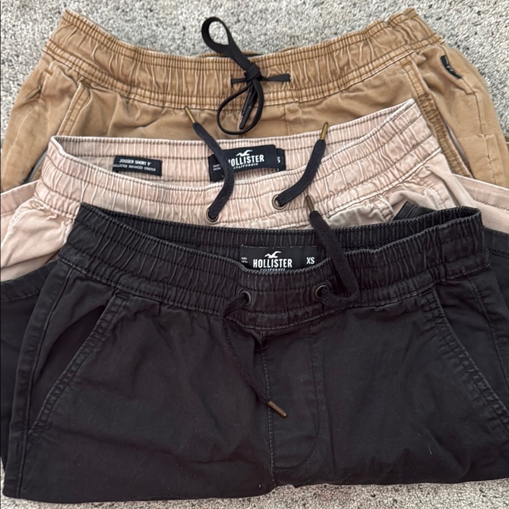 Hollister Men’s' Black, Tan, and Cream Bottoms Set
